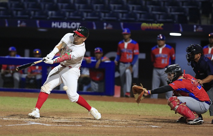 El mexicano Omar García (i) falla un bateo hoy, viernes 26 de octubre de 2018, en el juego entre las selecciones de República Dominicana y México por la Copa de Mundial de Béisbol Sub-23 que se disputa en Barranquilla (Colombia). EFE
