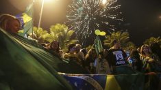 Fuegos artificiales y patriotismo en la fiesta de Bolsonaro