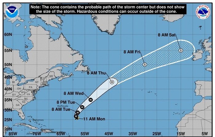 Imagen cedida hoy, lunes 29 de octubre de 2018, por el Centro Nacional de Huracanes (NHC) de EE.UU. que muestra el pronóstico de cinco días del huracán de categoría 1 Oscar que se intensificó hoy al subir sus vientos máximos sostenidos a 85 millas por hora (140 km/h) en su avance hacia el oeste-noreste del Atlántico. El octavo huracán de la temporada ciclónica en la cuenca atlántica se encuentra a unas 590 millas (955 kilómetros) de Bermudas y a 605 millas (975 kilómetros) de las islas de Sotavento (Antillas Menores), indicó el NHC en su boletín de las 16.00 GMT de hoy. EFE/NHC/SOLO USO EDITORIAL/NO VENTAS