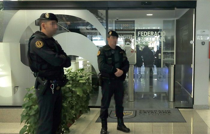 El juez Santiago Pedraz dejó en libertad sin medidas cautelares al exdirectivo de la Federación Catalana de Fútbol (FCF) José Contreras Arjona, detenido ayer junto al vicepresidente económico de la Real Federación Española de Fútbol (RFEF) y expresidente de la catalana, Andreu Subies Forcada. EFE