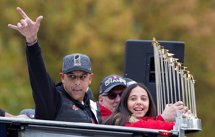 El manejador puertorriqueño Alex Cora se convirtió una vez más en el centro de atención de los aficionados de los Medias Rojas que hoy celebraron por las calles de Boston el desfile de la consecución del cuarto título de la Serie Mundial del béisbol de las Grandes Ligas en los últimos 15 años.. EFE