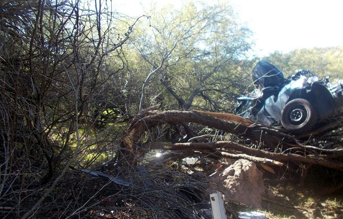 Fotografía cedida por el Departamento de Seguridad Pública de Arizona (DPS), donde se muestra un automóvil sobre un árbol tras una caída de 50 pies cerca de Wickenburg, Arizona. Una mujer fue rescatada seis días después de que sufriera un accidente de carretera y su automóvil quedara suspendido sobre un árbol. EFE/DPS Arizona/SOLO USO EDITORIAL/NO VENTAS