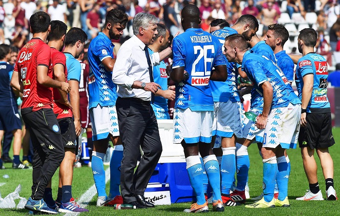  El entrenador del Nápoles, Carlo Ancelotti (C), da instrucciones a sus jugadores durante el partido de fútbol de la Serie A italiana entre el Torino FC y el SSC Napoli en Turín, Italia, el 23 de septiembre de 2018. (Italia) EFE/EPA/ALESSANDRO DI MARCO