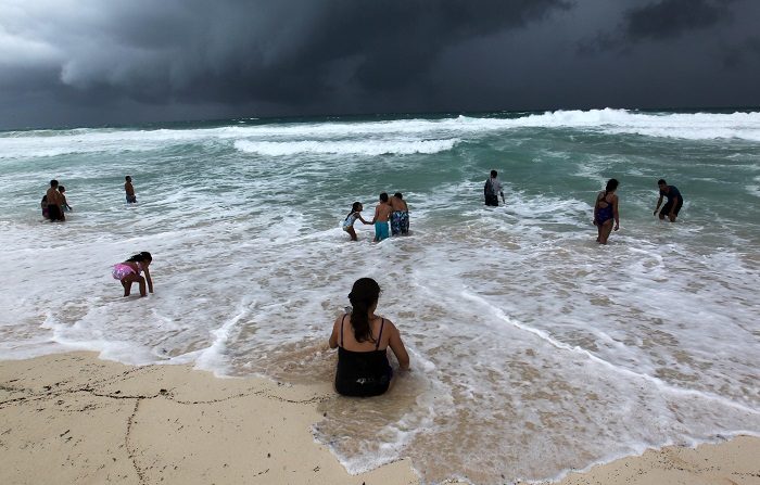 La desestabilización marítima en playas del centro de recreo de Cancún, en el estado de Quintana Roo (México). La depresión tropical 14 que se movilizaba hacia Florida por el Golfo de México se convirtió en la tormenta tropical Michael, dijo hoy el Centro Nacional de Huracanes (NHC). EFE/Alonso Cupul