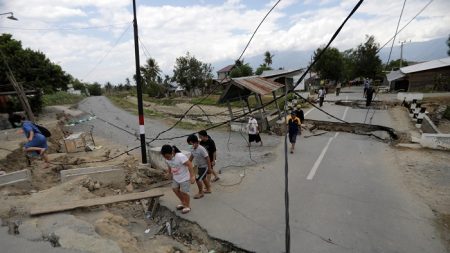 Indonesia eleva a 2.010 los muertos por el terremoto en la isla de Célebes