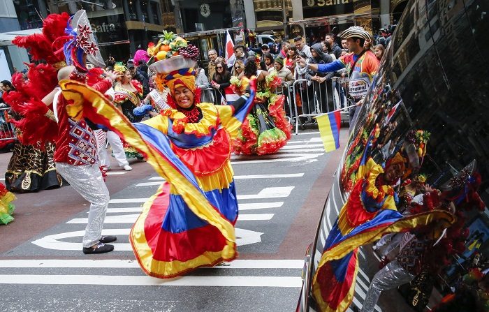 Miembros de una comparsa colombiana participan en el Desfile de la Hispanidad el 14 de octubre de 2018, en Nueva York (Estados Unidos). EFE/Eduardo Muñoz Álvarez