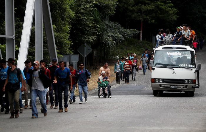 "La Bestia" marcó la vida de Nery. Hace tres años que ese tren de dolor y esperanza, que los migrantes utilizan para cruzar México, le arrancó sus piernas, pero no su deseo de llegar a Estados Unidos. Hoy lo vuelve a intentar, quiere huir de la violencia y la pobreza. EFE/Esteban Biba