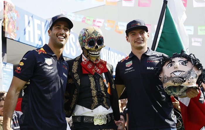 El piloto holandés Max Verstappen (d) y su coequipero australiano Daniel Ricciardo (i) (Red Bull) posan tras romper una piñata hoy, jueves 25 de octubre de 2018, en un evento previo al Gran Premio de México de Fórmula Uno, en el Autódromo Hermanos Rodríguez, en Ciudad de México (México). El Gran Premio de México se correrá el domingo próximo en la capital del país. EFE/Jorge Núñez
