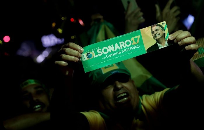 Simpatizantes del nuevo presidente de Brasil Jair Bolsonaro celebran su victoria hoy, domingo 28 de octubre de 2018, en la avenida Paulista, en Sao Paulo (Brasil). Jair Bolsonaro ganó hoy las elecciones presidenciales en Brasil con un 55,54 % de los votos válidos y sucederá al mandatario Michel Temer el próximo 1 de enero, para gobernar el país hasta 2022. EFE/Fernando Bizerra 