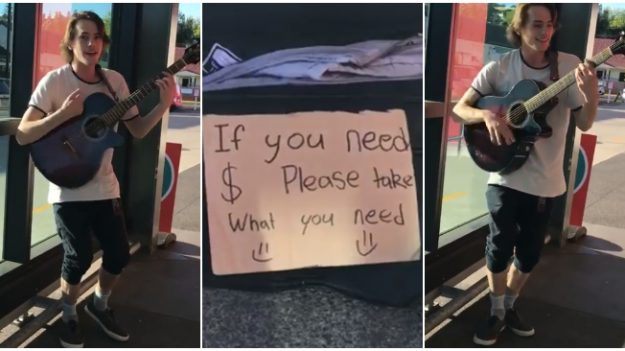 Joven que canta en la calle conmueve a todos: «Si necesita dinero, por favor tome lo que necesite»