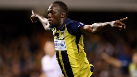 Usain Bolt marca dos fantásticos goles en su primer partido como futbolista profesional
