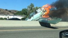 Antiguo avión de colección cae en plena autopista de California y estalla en llamas