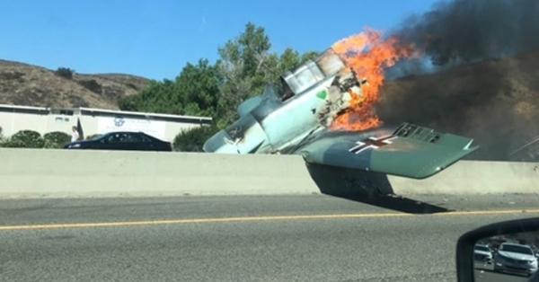 Antiguo avión de colección cae en plena autopista de California y estalla en llamas