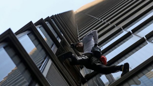 Policía arresta a ‘hombre araña’ francés después de escalar uno de los edificios más altos de Londres