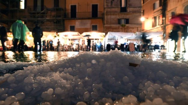 Descomunal tormenta de lluvia y granizo crea caos en Roma en medio de ola de mal tiempo en Italia