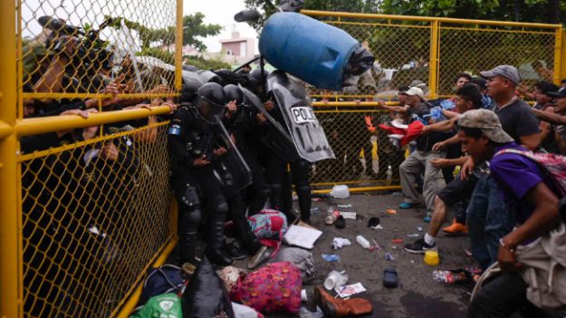 Migrantes con destino a EE. UU. se enfrentan violentamente en la frontera entre Guatemala y México