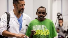 Médico español reconstruye la mano y el rostro de un hombre atacado brutalmente por una hiena