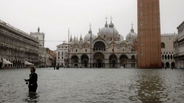 Récord de marea alta en Venecia en medio de tormenta severa en Italia que deja 9 muertos