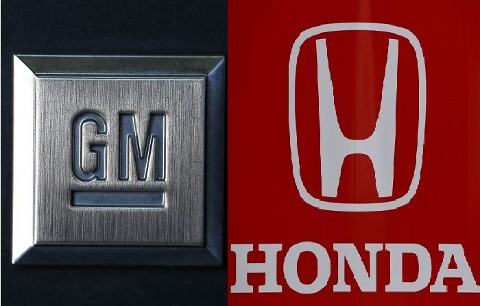 Foto combinada de logos de Honda, fabricante japonés de autos, y GM General Motors se exhibe en concesionario Chevrolet. (Fotos de MIGUEL MEDINA/AFP/Getty Images y Justin Sullivan/Getty Images)