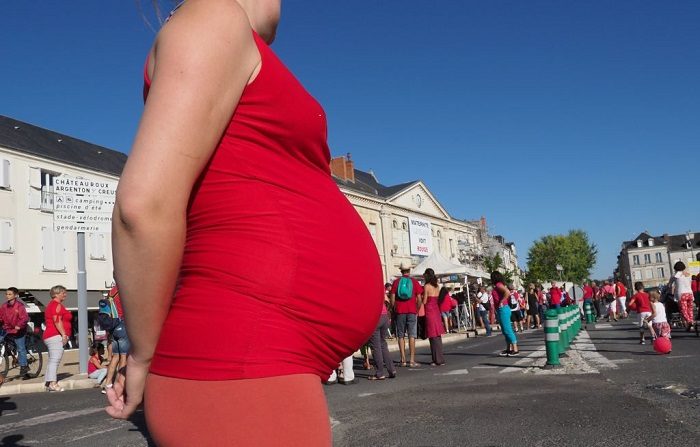 Una mujer embarazada con cáncer de mama puede ser tratada sin afectar al bebe. (Foto de GUILLAUME SOUVANT / AFP) (El crédito de la foto debe leer GUILLAUME SOUVANT/AFP/Getty Images)