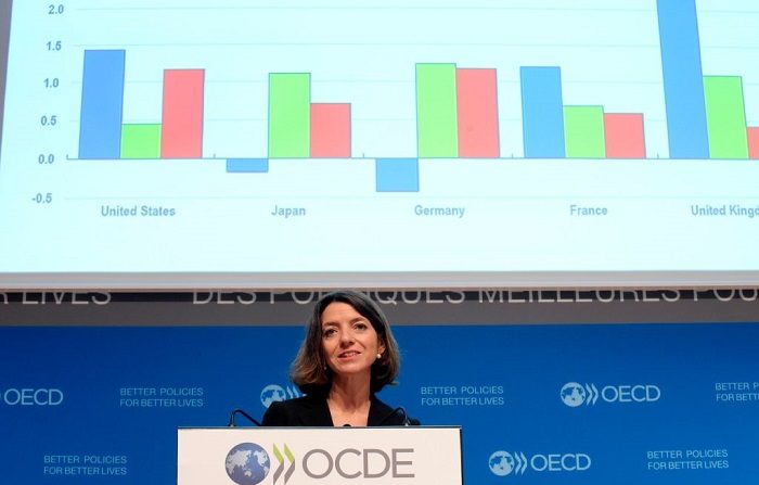 En el informe de gobernanza, la OCDE evalúa la viabilidad de 41 Estados miembros de la Unión Europea (UE) y la Organización para la Cooperación y el Desarrollo Económico (OCDE), es necesario que el país "encuentre medios efectivos y susceptibles de redistribuir los ingresos para reducir la desigualdad". (Photo by ERIC PIERMONT / AFP) (Photo credit should read ERIC PIERMONT/AFP/Getty Images)