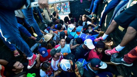 Miles se suman a la caravana migrante y Trump corta la ayuda a Honduras, Salvador y Guatemala