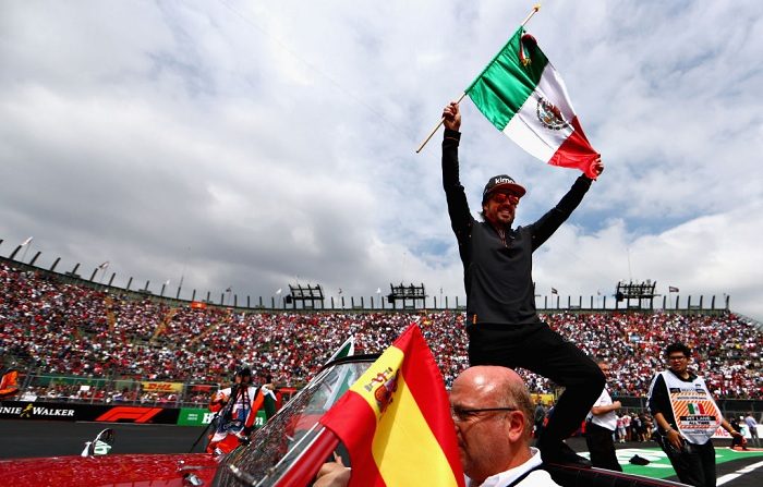 Fernando Alonso de España y McLaren F1 ondea una bandera de México en el desfile de pilotos antes del Gran Premio de Fórmula Uno de México en el Autodromo Hermanos Rodríguez el 28 de octubre de 2018 en la Ciudad de México, México. (Foto de Dan Istitene/Getty Images)  