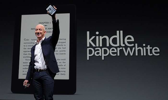 Jeff Bezos CEO de Amazon presenta el nuevo papel blanco de Kindle durante una conferencia de prensa el 06 de septiembre de 2012 en Santa Mónica, California. El nuevo Kindle Paperwhite eReader se venderá a un precio de $119 USD y se enviará el 1 de octubre. AFP PHOTO/JOE KLAMAR (El crédito de la foto debe leer JOE KLAMAR/AFP/GettyImages)