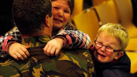 El llanto de este niño cuando descubre que su papá vuelve a casa conmueve a todo un estadio de béisbol