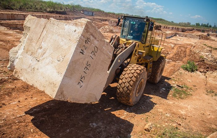 Imagen de una pala eléctrica transporta piedra de Mármol que ocasiono la perdida de la vida tras caerle encima en una fábrica de mármol. AFP PHOTO/ADALBERTO ROQUE (El crédito de la foto debe leer ADALBERTO ROQUE/AFP/Getty Images)