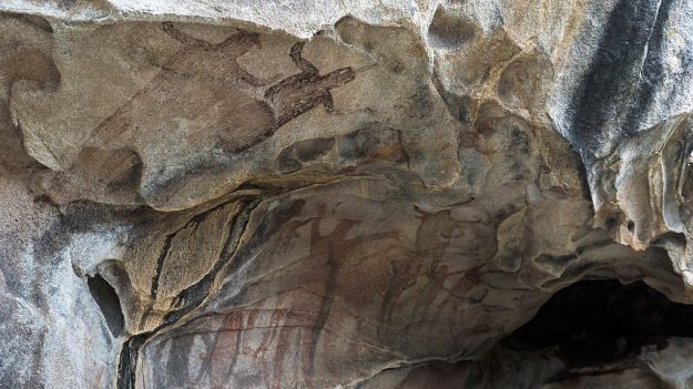 Anciano de 80 años muestra su cueva en Monterrey donde se instaló a vivir hace 18 años