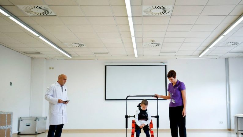 Jens, un niño de 5 años a quien se le diagnosticó atrofia muscular espinal (AME), camina con un nuevo exoesqueleto de Marsi Bionics diseñado para niños en el Hospital Sant Joan de Deu de Barcelona. Este es un testimonio de éxito de la ciencia nacional propiciado por la financiación de los programas marco de investigación de la Unión Europea (UE). FOTOGRAFÍA DE AFP / PAU BARRENA (En la foto se debe leer PAU BARRENA/AFP/Getty Images)