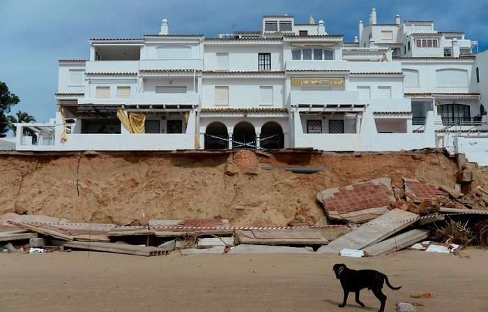 Zona de casas dañadas, cerca de Huelva, al sur de España, después de que la tormenta que trajo ráfagas de lluvia y viento. FOTOGRAFÍA AFP / Cristina Quicler (El crédito de la foto debe leer CRISTINA QUICLER/AFP/Getty Images)