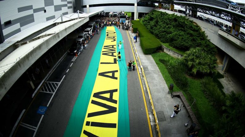 Os apoiadores do presidente eleito Jair Bolsonaro exibem um banner que apóia a operação "Lava Jato", que desmantelou o maior escândalo de corrupção da história do Brasil (Crédito de HEULER ANDREY / AFP / Getty Images)
