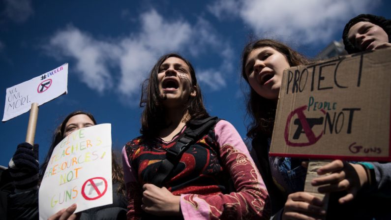 En el aniversario del tiroteo masivo de la Escuela Secundaria Columbine de 1999, estudiantes activistas de todo el país están participando en huelgas escolares para exigir acción sobre la reforma de las armas. (Foto de Drew Angererer/Getty Images)