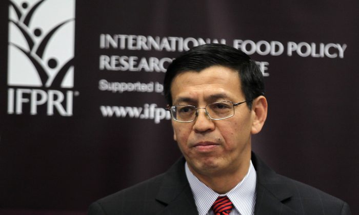 Shenggen Fan, director general del Instituto Internacional de Investigación sobre Políticas Alimentarias (IFPRI), habla en un evento el 11 de agosto de 2011 en Washington. Fan es uno de los candidatos que Beijing está preparando para encabezar la Organización de las Naciones Unidas para la Agricultura y la Alimentación (FAO). (Alex Wong/Getty Images)