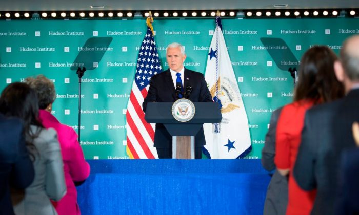 El vicepresidente de los Estados Unidos, Mike Pence, habla en el Instituto Hudson sobre la política hacia China de la administración de Trump en Washington, DC, el 4 de octubre de 2018. (JIM WATSON/AFP/Getty Images)