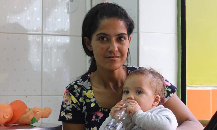 Norelia Perozo de 32 años, y su hija de 1 año Arantza, en Medellín, Colombia, el 29 de septiembre de 2018. Perozo huyó de Venezuela hace tres meses con su hija para buscar una vida mejor en Colombia. (Mathew Di Salvo/Especial para La Gran Época)
