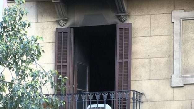 Un intoxicado crítico en el incendio de un piso en Barcelona es detenido como presunto causante del fuego