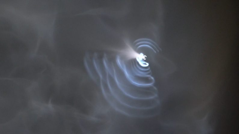 Una “bolsa de basura” espacial, posiblemente una lámina metálica de un resto de un cohete  está orbitando nuestro planeta. Imagen de archivo de un cohete SpaceX Falcon 9 iluminando el cielo luego de su lanzamiento desde la base de la Fuerza Aérea de Vandenberg, visto sobre Corona del Mar, California, EE.UU., el 7 de octubre de 2018. (captura de pantalla vía Storyful)