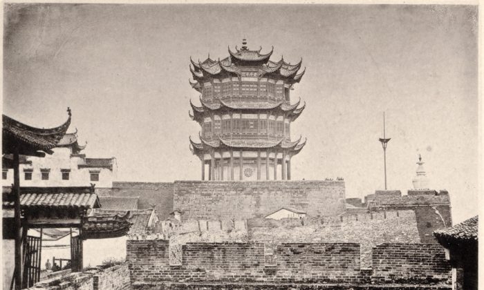 La Torre de la Grulla Amarilla en 1871, de “China y su gente”, del fotógrafo John Thomson. (Dominio Público)