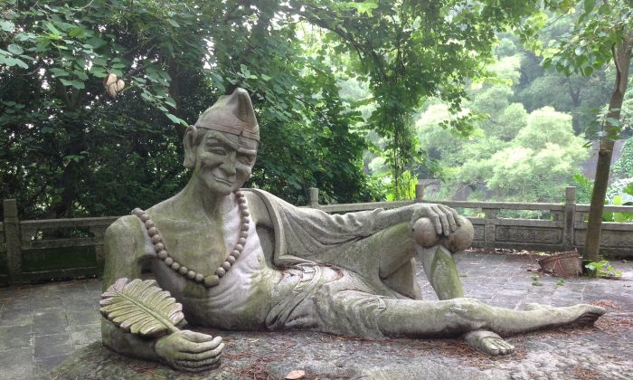 El monje Jigong era conocido por ayudar a la gente y hacer frente a la injusticia. Una estatua de Jigong, el monje, en el Parque de la Cueva Wanzai Zhuxian en Zhuhai, China. (Dominio Público/WikimediaCommons)