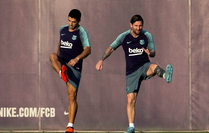El delantero Lionel Messi volvió a ejercitarse este jueves sobre el terreno de juego y el defensa Samuel Umtiti empezó a hacer parte del trabajo con el grupo en el entrenamiento que la plantilla del Barcelona hizo en la Ciudad Deportiva Joan Gamper. EFE/Enric Fontcuberta