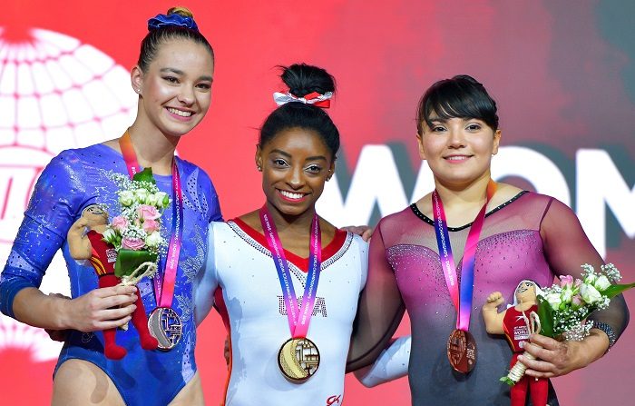 La gimnasta estadounidense Simone Biles (c) celebra en el podio la medalla de oro conseguida en la prueba de salto del Mundial de Gimnasia Artística que se disputa en Doha, Catar, el 2 de noviembre de 2018, junto a la canadiense Shallon Olsen (izda), plata, y a la mexicana Alexa Moreno, bronce. EFE