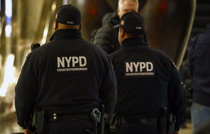 La Policía de Nueva York, que cerró calles esta noche debido a un paquete sospechoso en la zona comercial de Herald Square en Manhattan, informó que se trató de un equipaje abandonado en el lugar. EFE/PETER FOLEY