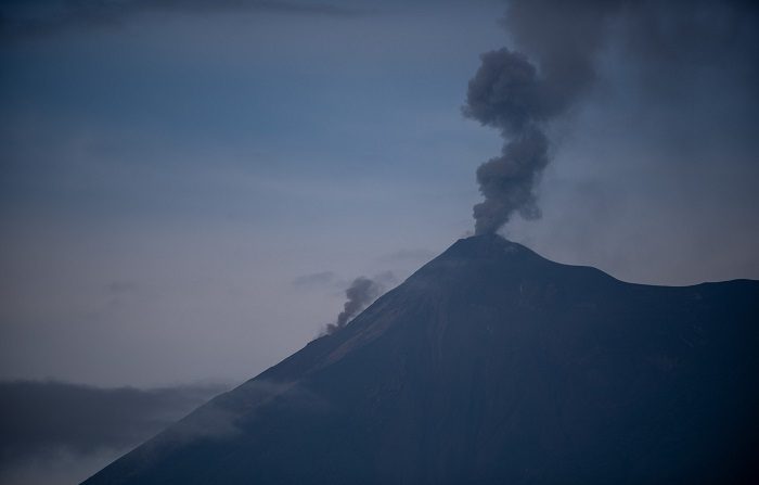 El volcán de Fuego de Guatemala tiene hasta 15 explosiones débiles por hora.
Vista general del volcán de Fuego desde La Reunión, (Guatemala).  EFE/Santiago Billy