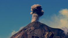 Volcán de Fuego sigue con erupción efusiva en Guatemala