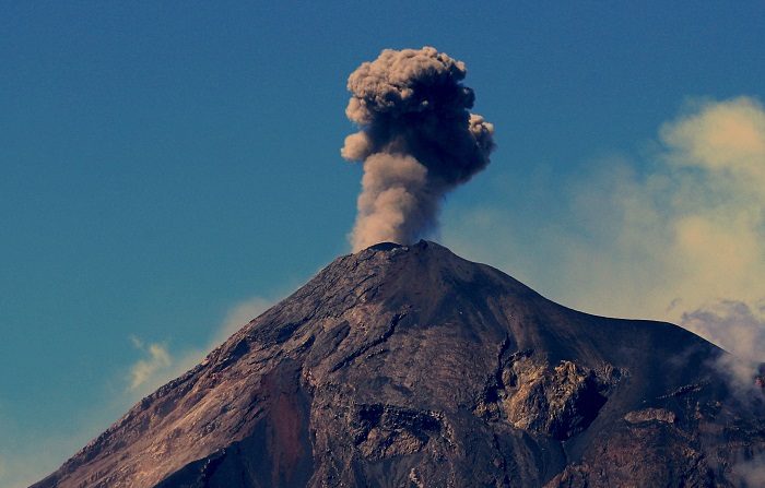 El volcán de Fuego de Guatemala, ubicado a unos 50 kilómetros de la capital, comenzó una nueva fase eruptiva, la cuarta de este año, después de que en junio pasado experimentara una que dejó al menos 190 muertos. EFE