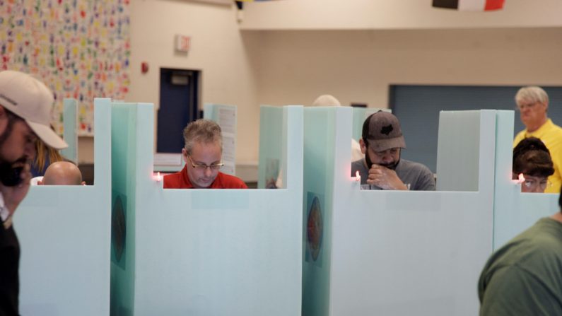 Cierran los primeros colegios electorales en EE.UU.
Personas votan durante las elecciones de mitad de periodo hoy, jueves 6 de noviembre de 2018, en el colegio Jack Dailey, en Las Vegas, Nevada (EE.UU.). EFE