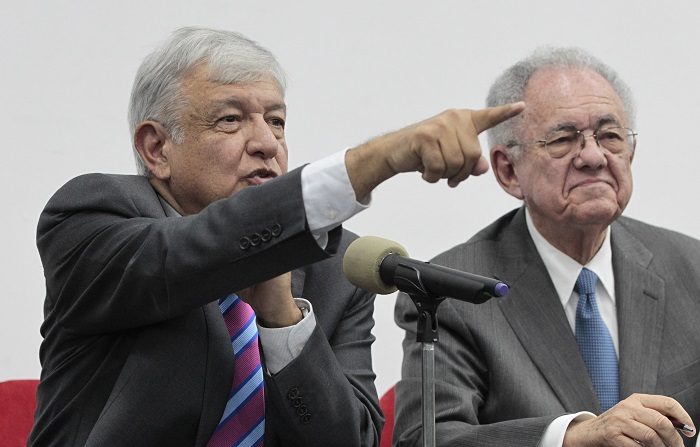 El presidente electo de México, Andrés Manuel López Obrador, dijo hoy que las obras para convertir la base militar de Santa Lucía en aeropuerto civil durarán tres años y supondrán un ahorro de 100.000 millones de pesos (4.950 millones de dólares) respecto a construir un nuevo aeródromo. EFE/ARCHIVO